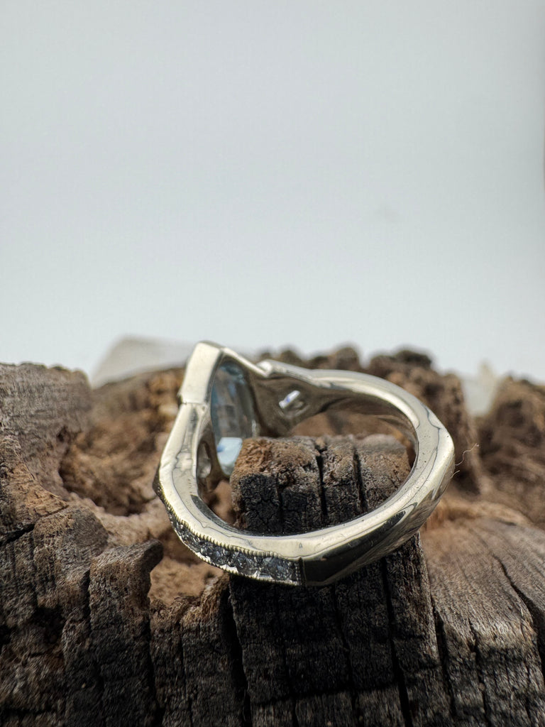 Aquamarine/diamonds ring