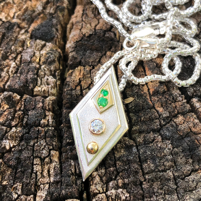 Diamond and tsavorite garnet mini