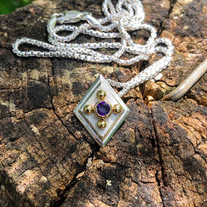 Amethyst mini with 18k gold